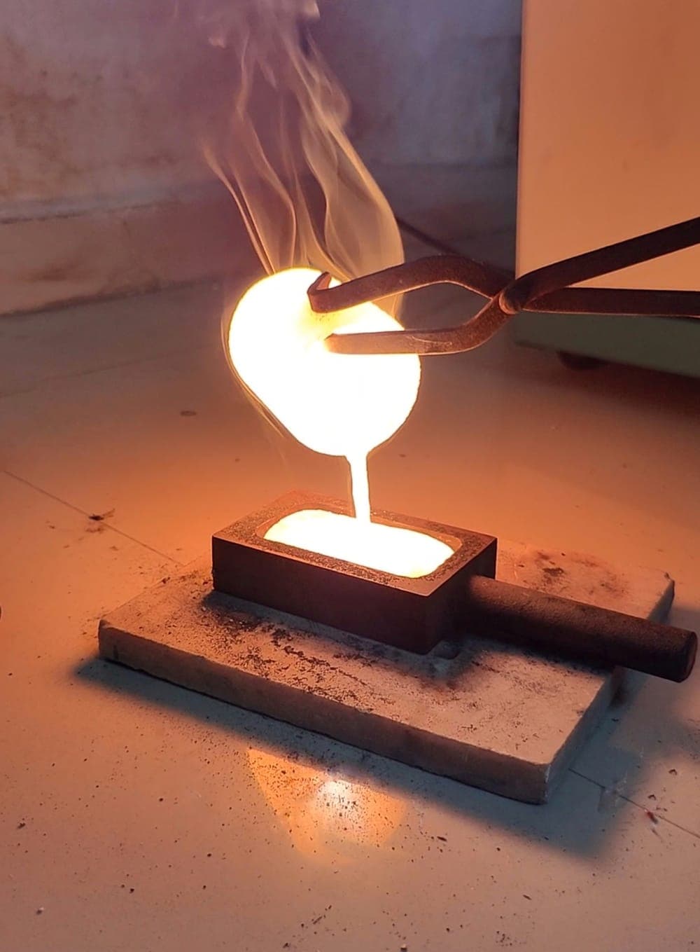 Molten gold alloy casting